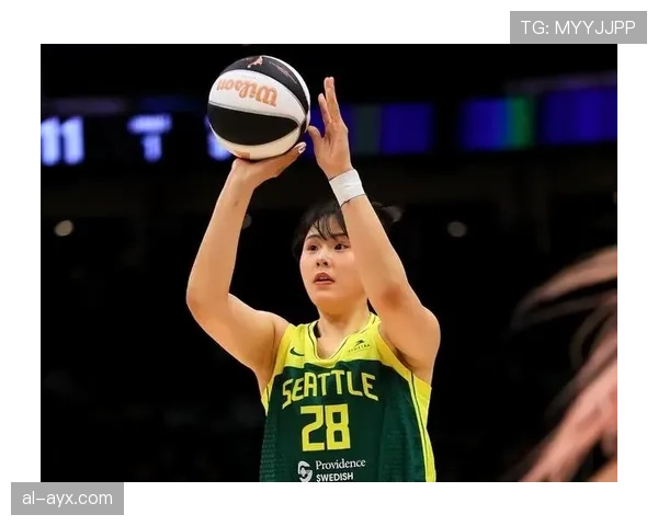 李月汝训练完啃鸡腿的样子，真的不像拿年薪几百万的WNBA球员